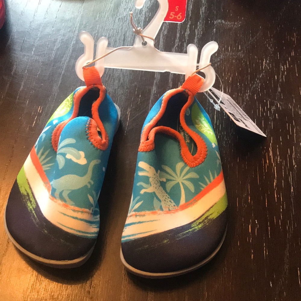 New With Tags Small 5-6 Hi-Top Water Shoes